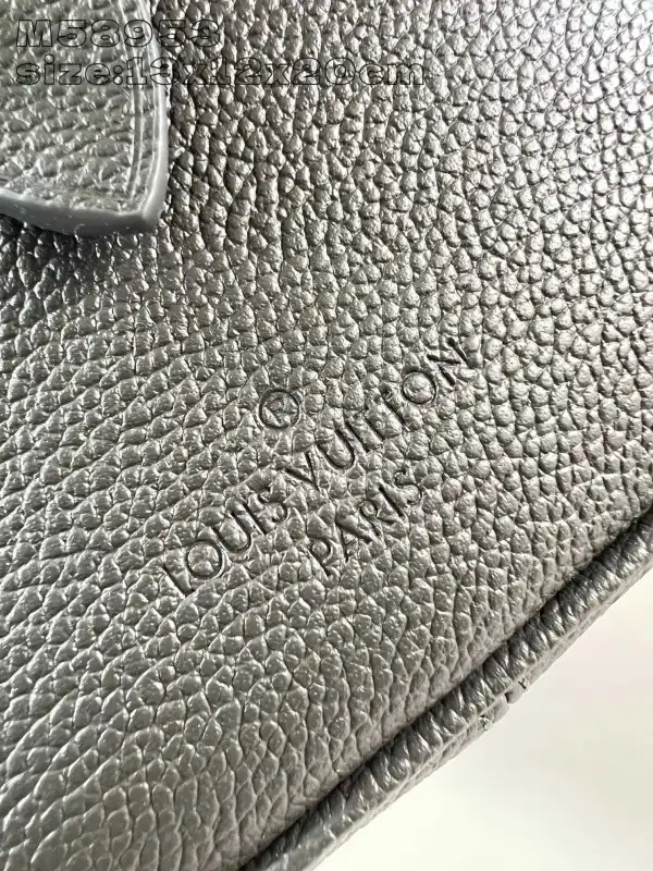 First bag ru LOUIS VUITTON SPEEDY BANDOULIÈRE 20