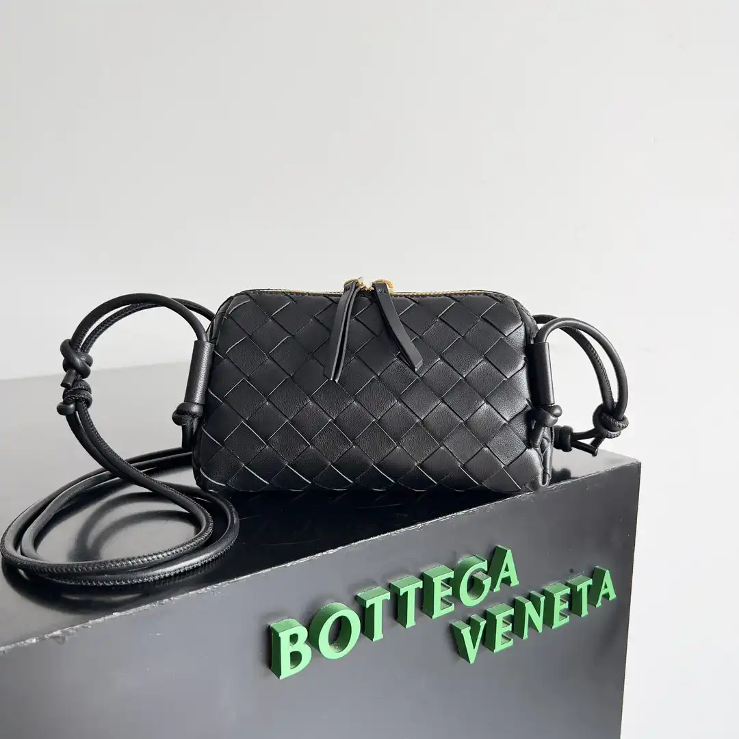 First bag ru Bottega Veneta Intrecciato Concert Pouch