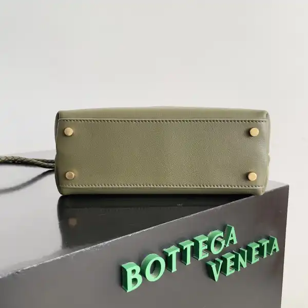 BOTTEGA VENETA SMALL ANDIAMO-25*22*10.5cm