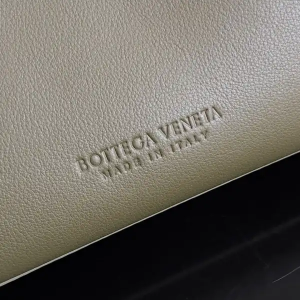 BOTTEGA VENETA SMALL ANDIAMO-25*22*10.5cm