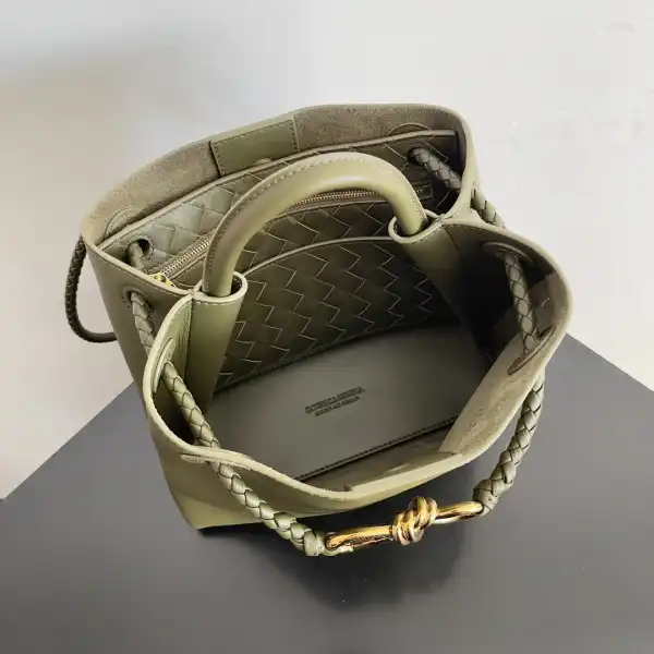 BOTTEGA VENETA SMALL ANDIAMO-25*22*10.5cm