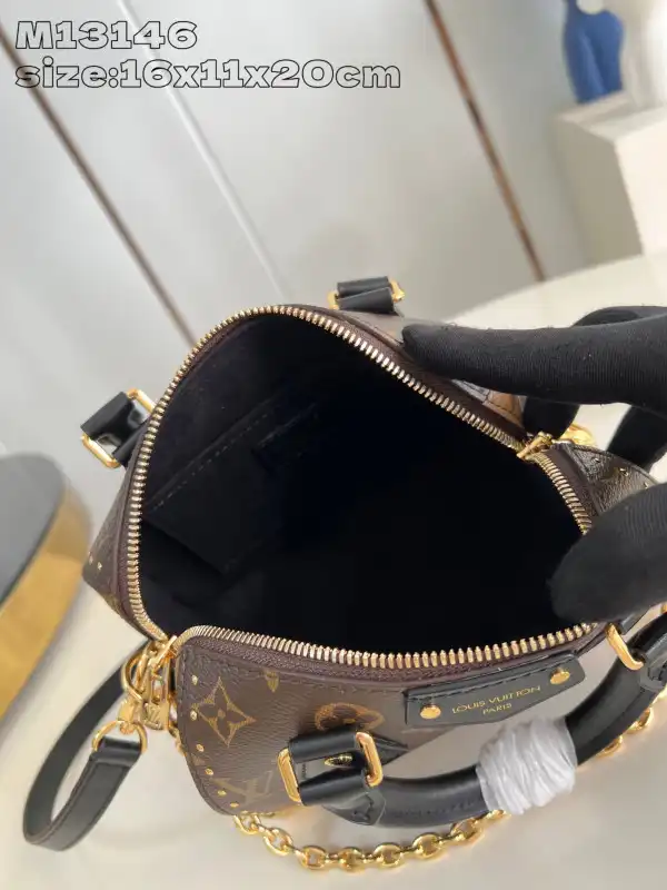 First bag ru Louis Vuitton Speedy Trunk 20