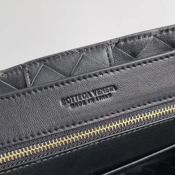 BOTTEGA VENETA SMALL ANDIAMO-25*22*10.5cm