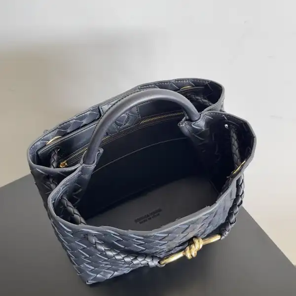 BOTTEGA VENETA SMALL ANDIAMO-25*22*10.5cm