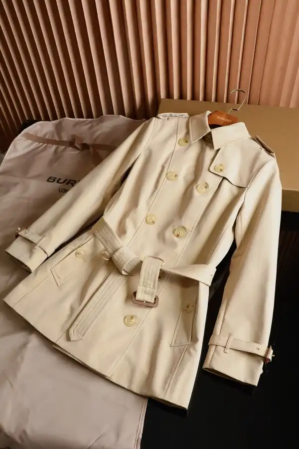 Bagsoffer Burberry Short Kensington Heritage Trench Coat