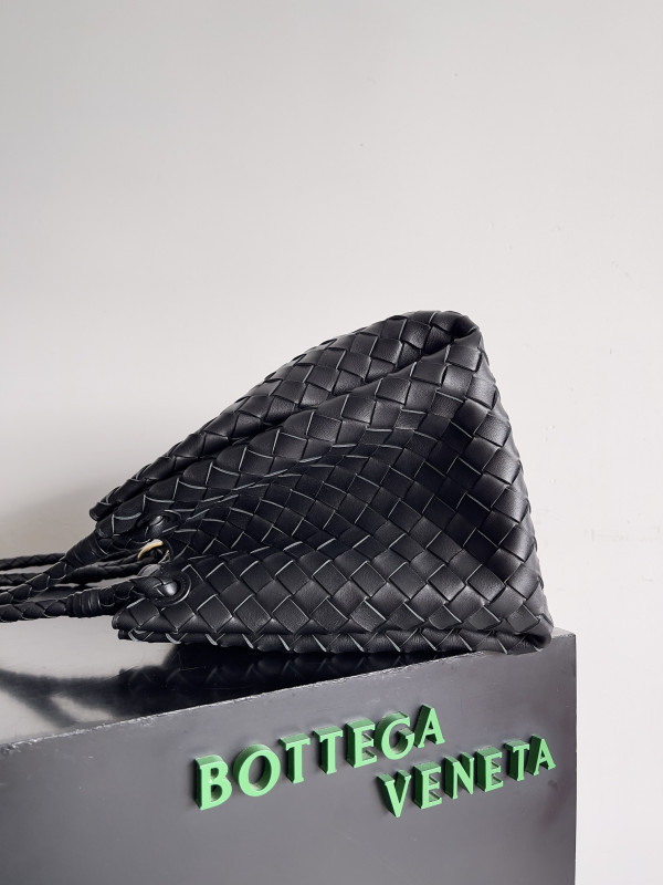 HOT SALE Bottega Veneta Andiamo Parachute Large shoulder bag