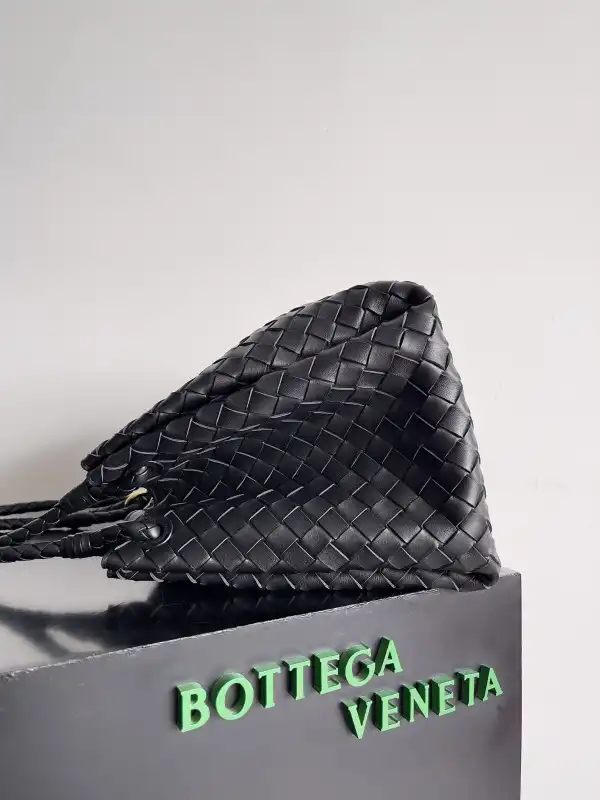 First bag ru Bottega Veneta Andiamo Parachute Large shoulder bag