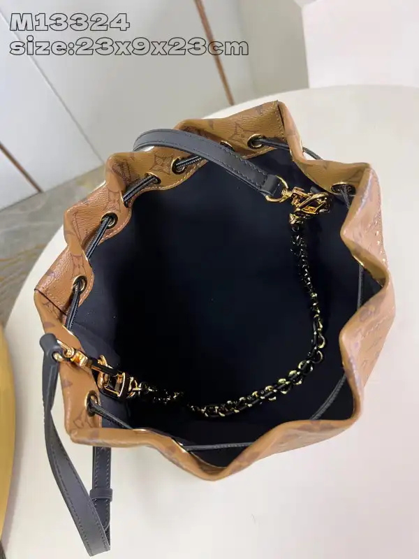 First bag ru Louis Vuitton Noé Trunk PM