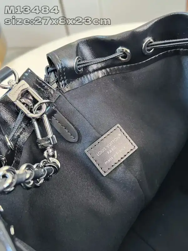 First bag ru Louis Vuitton Noé Trunk PM