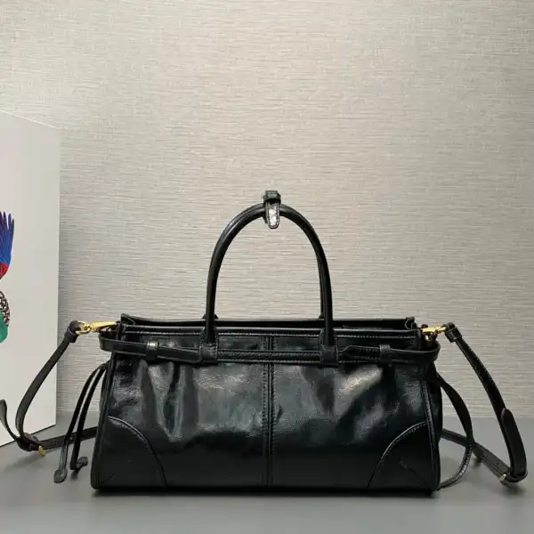 Bagsoffer Prada Medium leather handbag