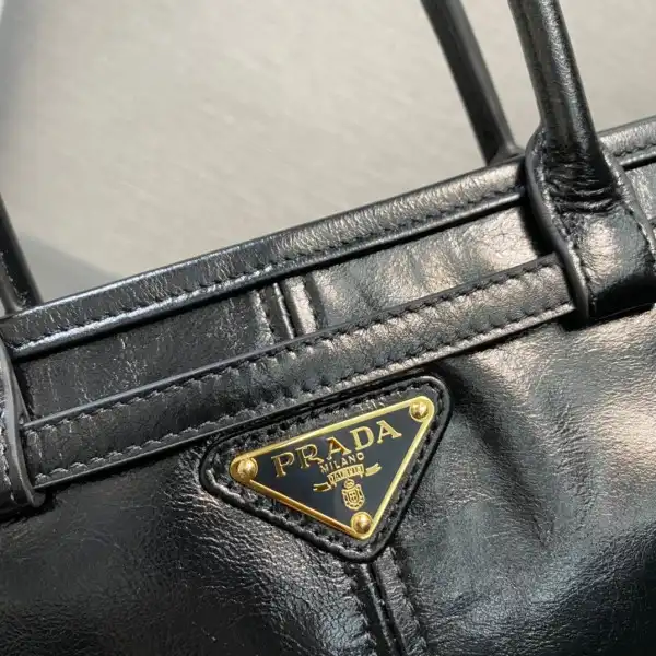 Bagsoffer Prada Medium leather handbag