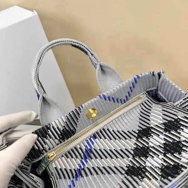 First bag ru Burberry Mini Check Knitted Tote-25*11*22CM