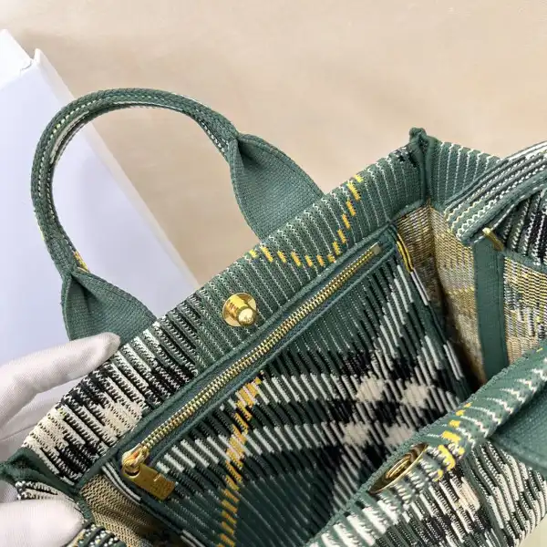 First bag ru Burberry Mini Check Knitted Tote-25*11*22CM