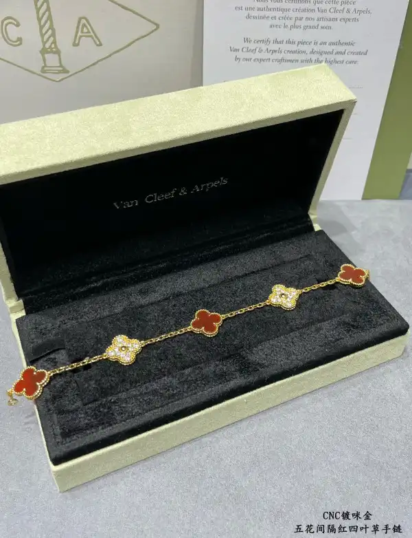 Van CHANELeef&Arpels Perlée BRACELET