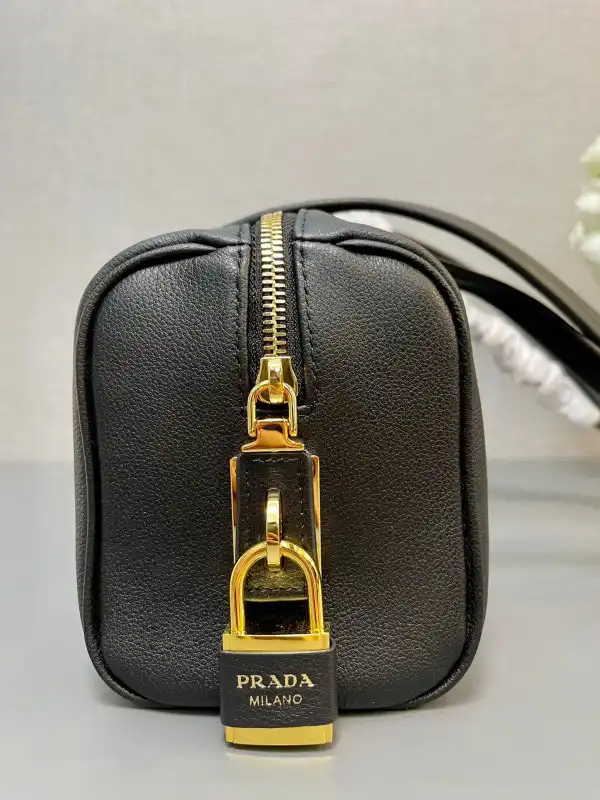 Yupoo bagsoffer Prada Re-Nylon medium top-handle bag with padlock