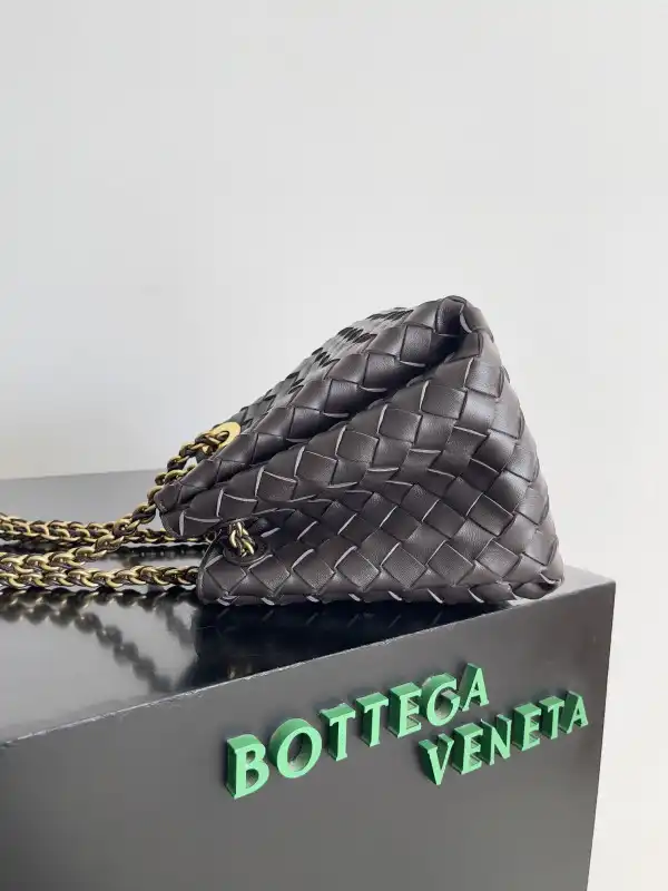 First bag ru Bottega Veneta Small Parachute Chain