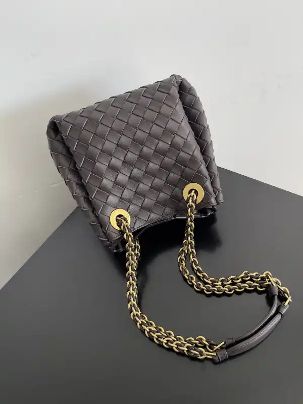 First bag ru Bottega Veneta Small Parachute Chain