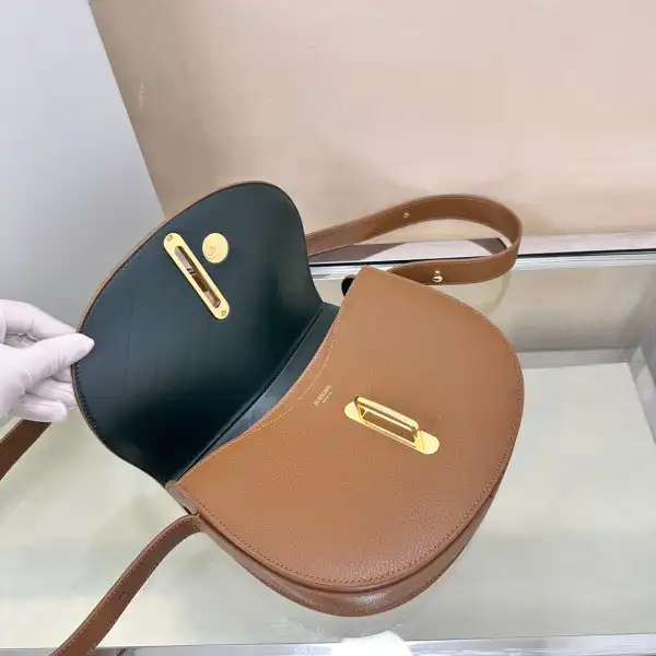 First bag ru Burberry Medium Rocking Horse Bag