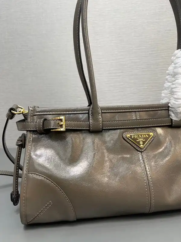 Yupoo bagsoffer Prada Medium leather handbag