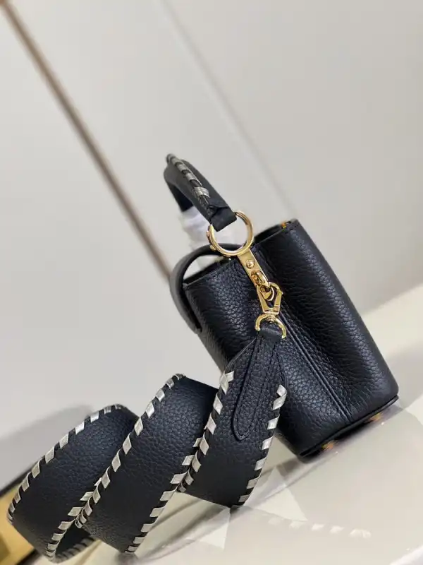 First bag ru LOUIS VUITTON CAPUCINES MINI