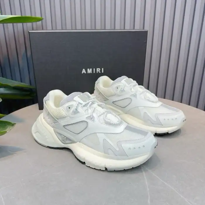 AR1M1 Low-Top Sneaker