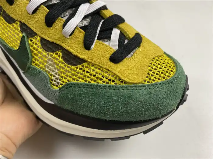 NIKE VAPORWAFFLE SACAI TOUR YELLOW STADIUM GREEN CV1363-700