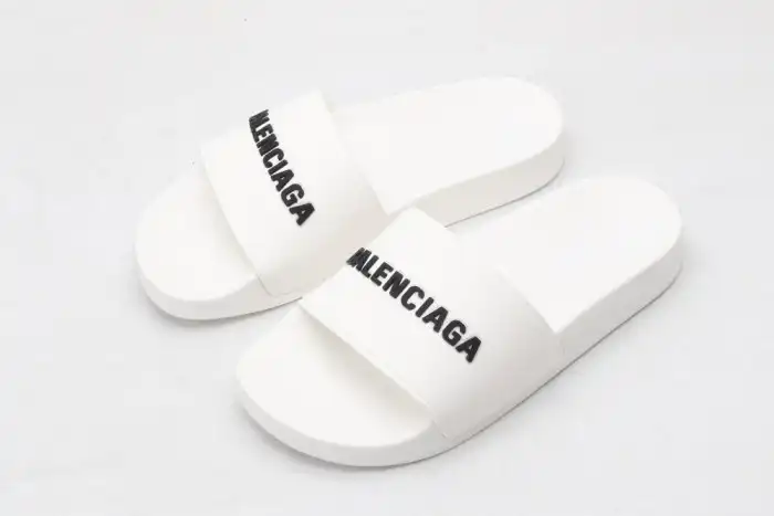 BLCG SLIPPERS