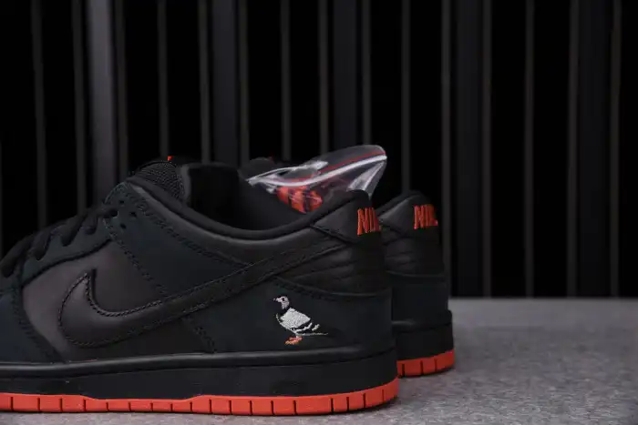 Nike SB Dunk Low Black Pigeon 883232-008