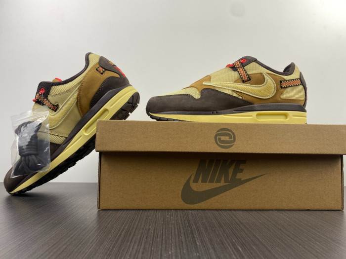 Onekick TRAVIS SCOTT x NIKE AIR MAX 1 DO9392-200