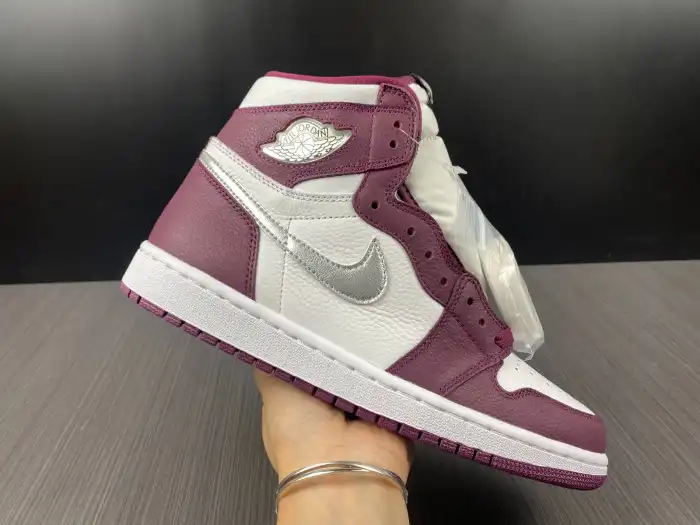 Air Jordan 1 High OG Bordeaux 555088-611