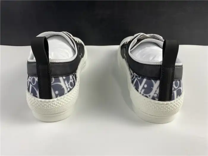 DR B23 Low Top Oblique Sneaker Black & White