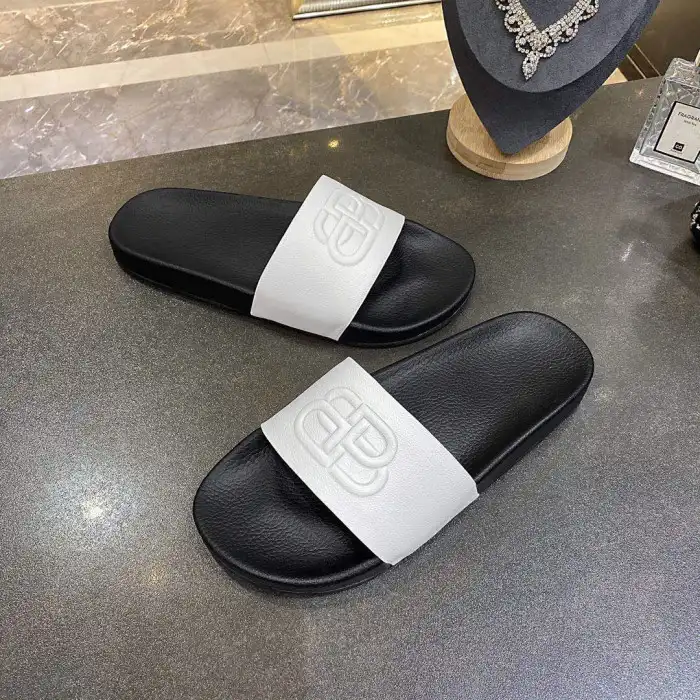 BLCG SLIPPERS