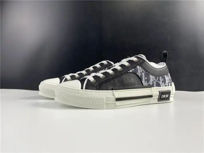 DR B23 Low Top Oblique Sneaker Black & White