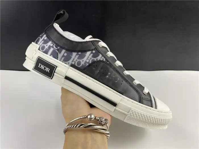 DR B23 Low Top Oblique Sneaker Black & White