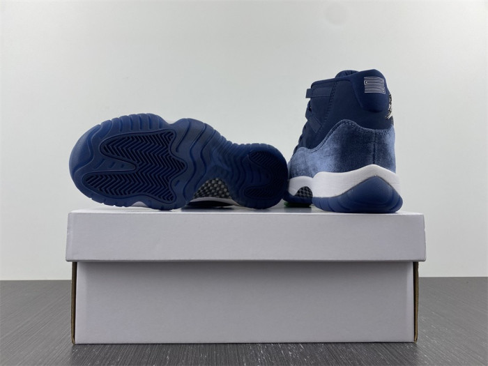 AIR JORDAN 11 VELVET WMNS MIDNIGHT NAVY AR0715-441