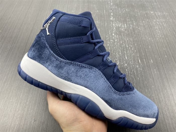 AIR JORDAN 11 VELVET WMNS MIDNIGHT NAVY AR0715-441