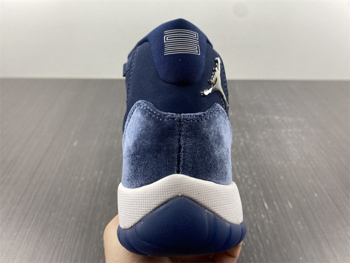 AIR JORDAN 11 VELVET WMNS MIDNIGHT NAVY AR0715-441