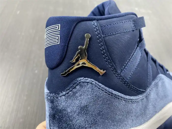 AIR JORDAN 11 VELVET WMNS MIDNIGHT NAVY AR0715-441