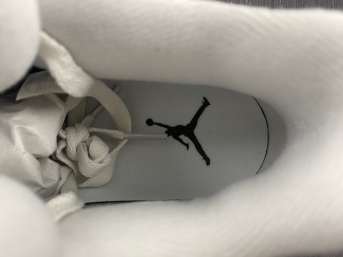 Air Jordan 4 Frozen Moments AQ9129-001