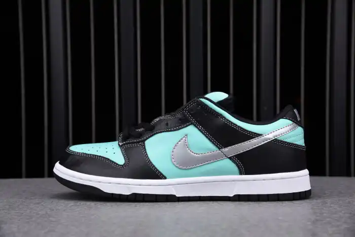 Nike Dunk SB Low Diamond Supply Co. 