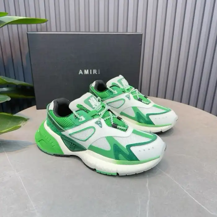 AR1M1 Low-Top Sneaker