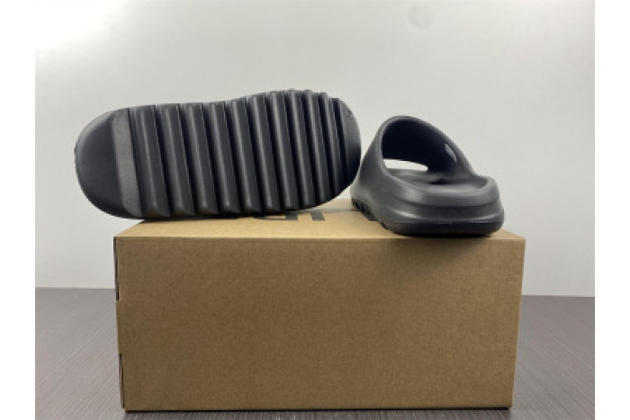 Onekick ADIDAS YEEZY SLIDE ONYX HQ6448