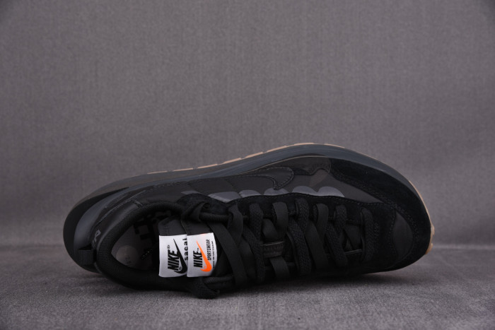 Onekick Nike Sacai x VaporWaffle 'Black Gum DD1875 001