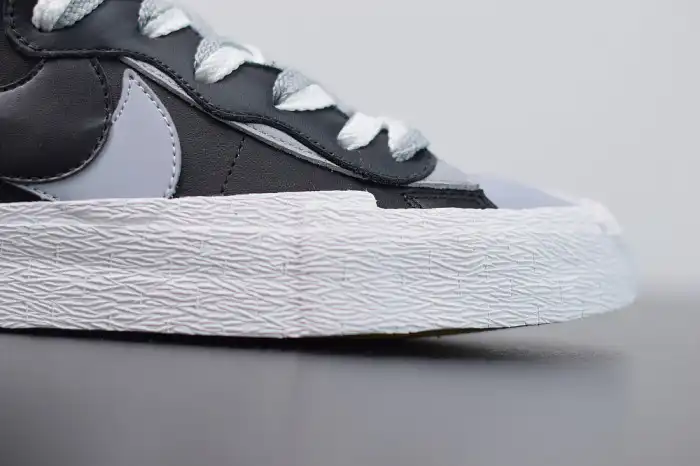 Rep SACAI X NIKE BLAZER MID BLACK GREY BV0072-002