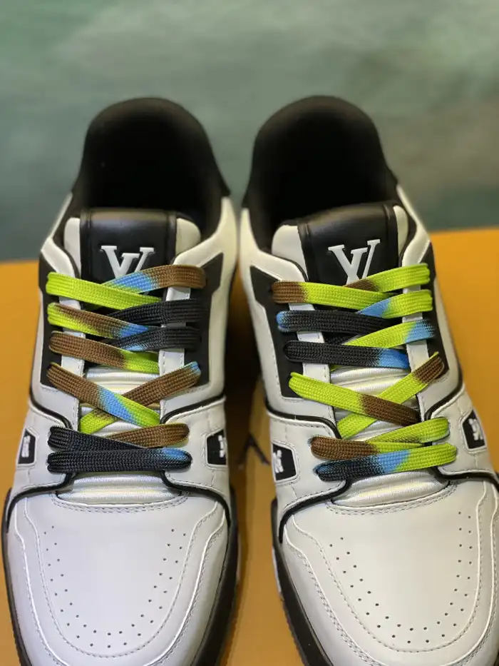 LV TRAINER SNEAKER LOW