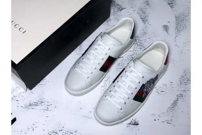 GUCC ACE EMBROIDERED LOW-TOP SNEAKER