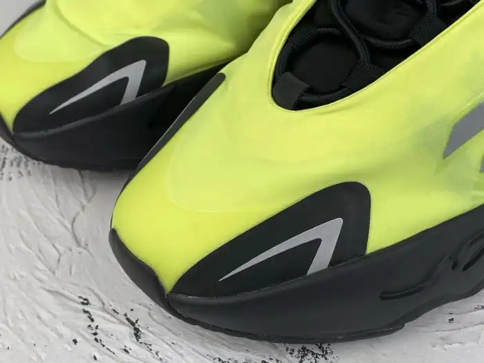 Rep Adidas Yeezy Boost 700 MNVN Phosphor FY3727