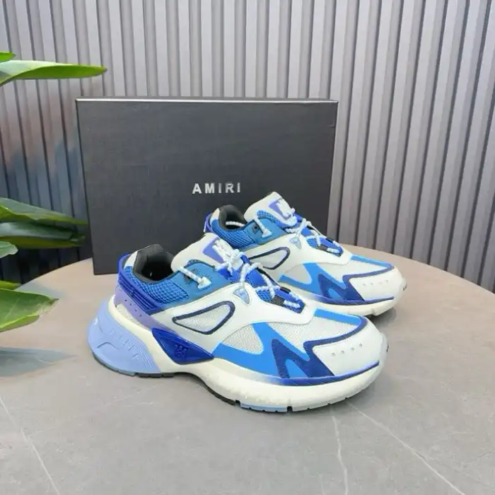 AR1M1 Low-Top Sneaker