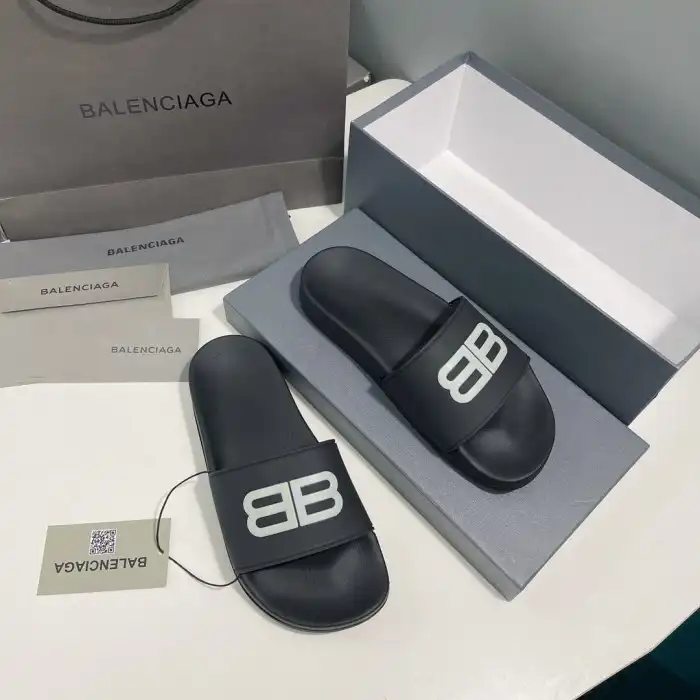 BLCG SLIPPERS