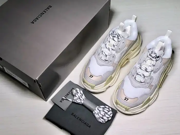 BLCG Triple S White (W) 524036-W09E1-9000